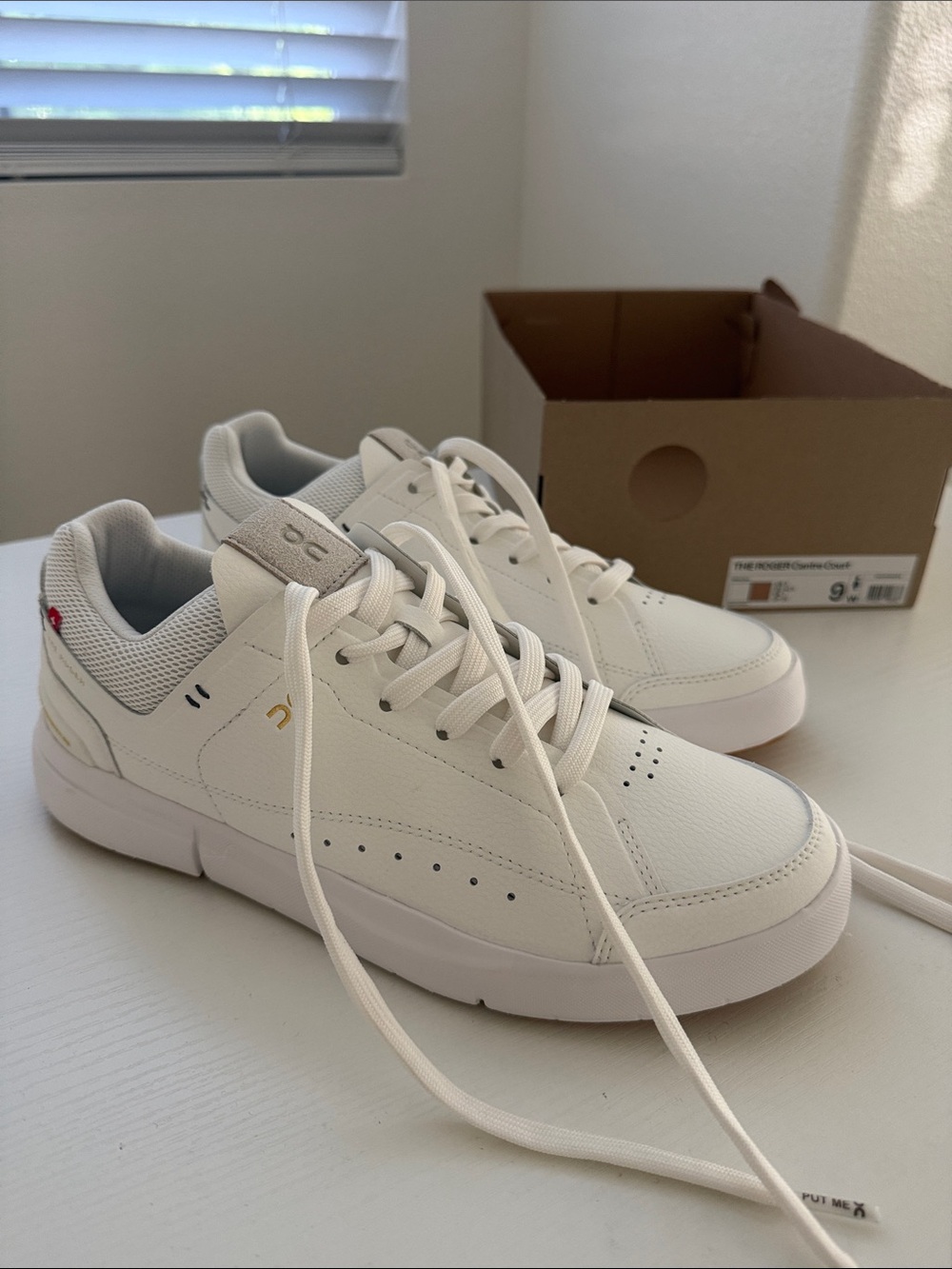 On The Roger Centre Court Sneakers White Gum Sole Women’s 9 - New